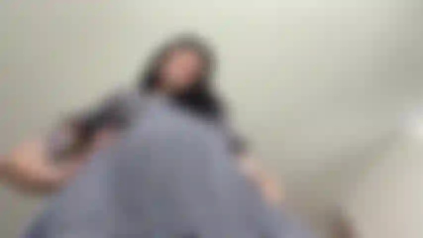 Namorada pov senta no seu rosto - você acorda com uma namorada muito tarada em pé sobre você. Eu sento no seu rosto e aproveito sua língua enquanto abro meu buraco peludo e brinco com meu clitóris. Eu pego meu brinquedo e esguicho em todo o seu rosto antes de montá-lo para um último orgasmo.