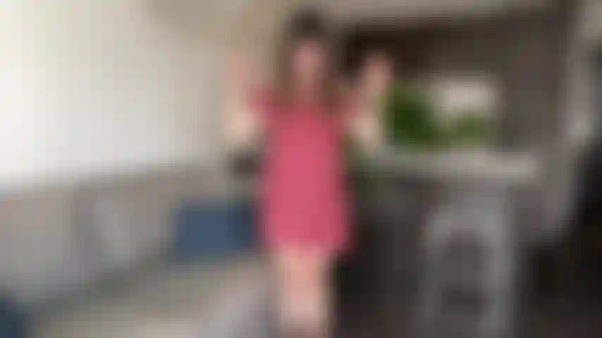 Vestido de verão striptease e esguicho-eu tiro minha roupa e te provoco com meu corpo até você querer me foder. Eu uso meu vibrador e me faço esguichar água repetidamente. Muita conversa suja. Pés/sandálias são foco, passo no meu esguicho também.