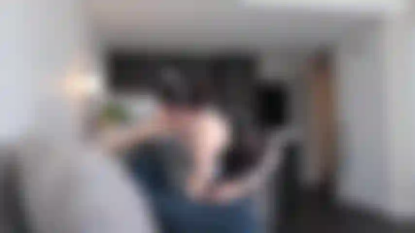 Degradando a empregada - você a pegou bisbilhotando seus brinquedos. Ela tem que ser punida se quiser manter o emprego. Remada, prendedores de roupa, plugue anal, tortura e tratamento facial.