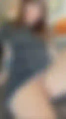 Masturbação com buceta cremosa - sem calcinha sob meu vestido e meu brinquedo por perto... Venha descobrir como essa buceta fica cremosa e o quanto eu adoro provar ela...
