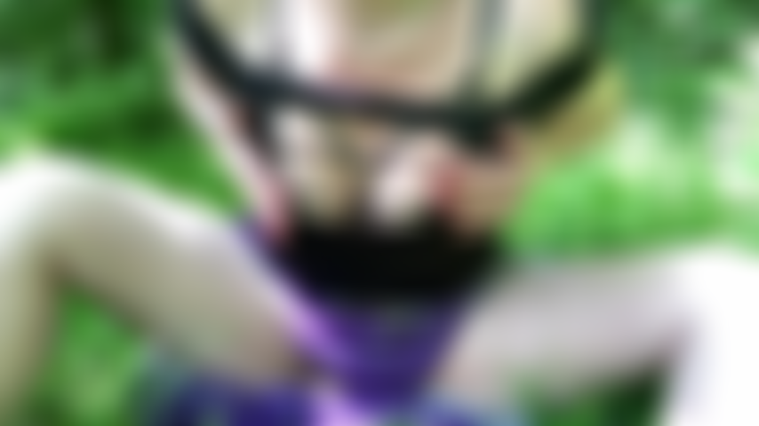 Brincalhona de peitos em woodland.