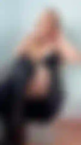 Sexy vestido de couro e botas.