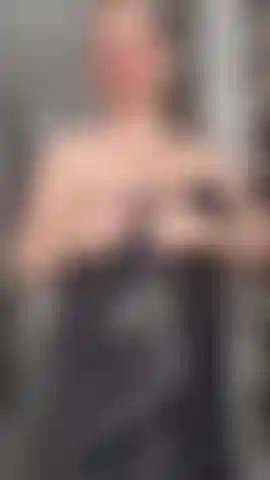 Oleando minhas tetas grávidas e minha barriga.