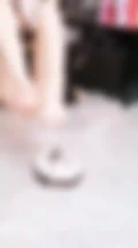 Piso descalço esmagando bolo.