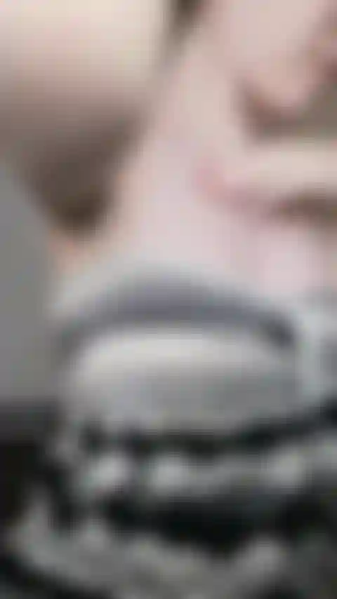 Raspando minhas axilas peludas.