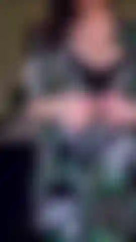 💋 Do you love MILFs natural 36D boobs? Then this special treat is for you For 5 teasing minutes, I give my favourite assets plenty of attention, starting off in my bra before revealing much more as the fun continues.Playful, cheeky and impossible to ignore, this video is perfect for anyone who loves curves and wants a closer look at what makes me so hard to forget  5 minutes Natural 36D boobs Playful teasing One of my favourite holiday treatsCan you make it through all 5 minutes? 😘