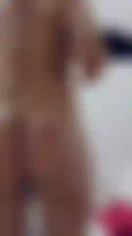 Curta cena de banho totalmente nua.