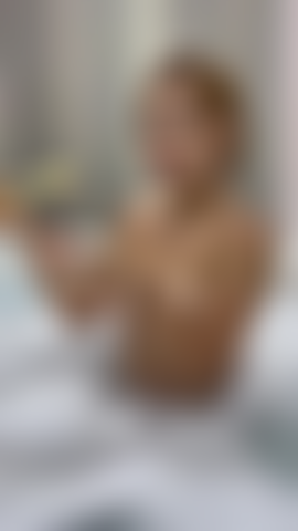 Tomando um banho molhado com óleo nos meus seios.