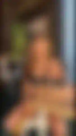 Brincando com meus peitos grandes e meus mamilos duros ao mesmo tempo.