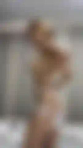 Uma garota sexy brincando com sua bunda.