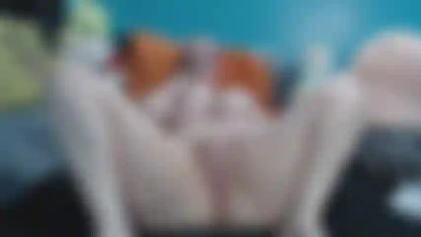 Veja como eu brinco com minha boceta molhada, falo sujo, esfrego meus seios falsos gigantes e tomo um bbc! Gozo tanto quando monto esse grande pau preto! Sei que você vai adorar ver meus peitos gigantes e minha bunda balançando!