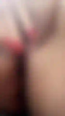 Veja-me brincar na minha buceta cremosa e sem pelos com minhas unhas vermelhas 🫦.
