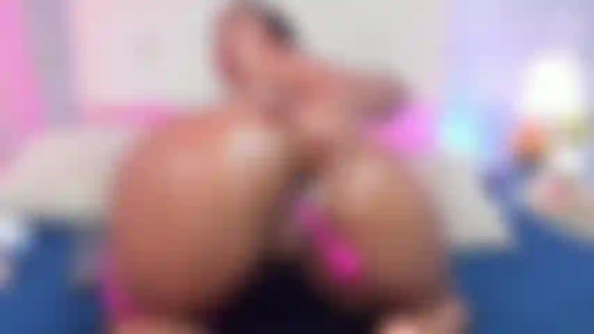 Fodo minha bunda forte e profundamente com os dedos.