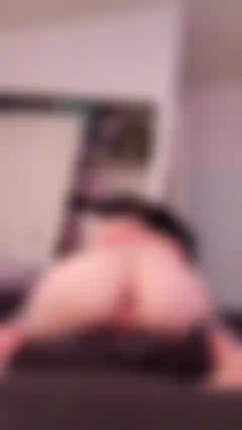 Balançando minha bunda depois de escancarar meu cu.