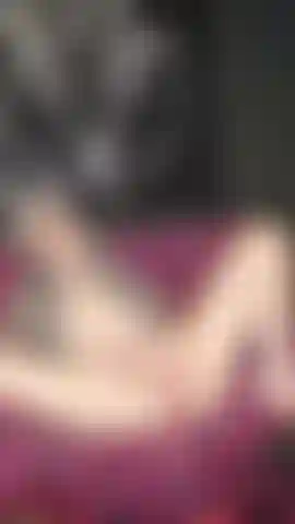 420 Bunny brinca consigo mesma.