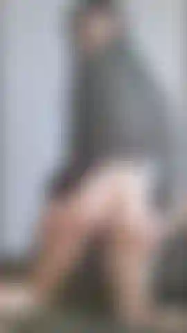 Balançando o cu sem calcinha.