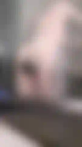 Dildo andando pelo vidro do chuveiro.