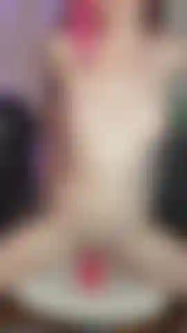 Montando meu dildo gigante até gozar.