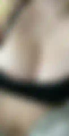 Você já ficou olhando para os meus peitos de graça por tempo suficiente 😈 quer a versão que eu definitivamente não posso usar como foto de perfil? 👀.