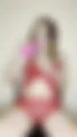 Fodo a garganta e ando com um vibrador preso na cadeira.