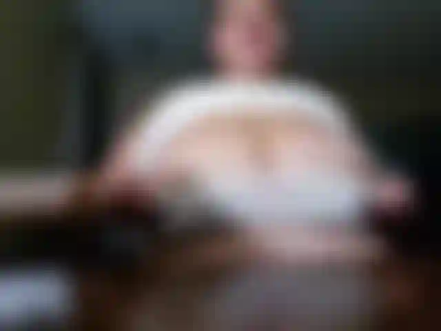 Me provocando, deixando bem molhadinha, close no rosto e nos peitinhos.