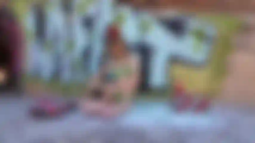 A ajudante favorita do papai noel é recompensada com presentes impertinentes de natal.