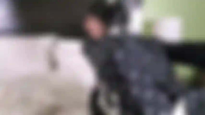 Gótica safada brinca sozinha na mansão.