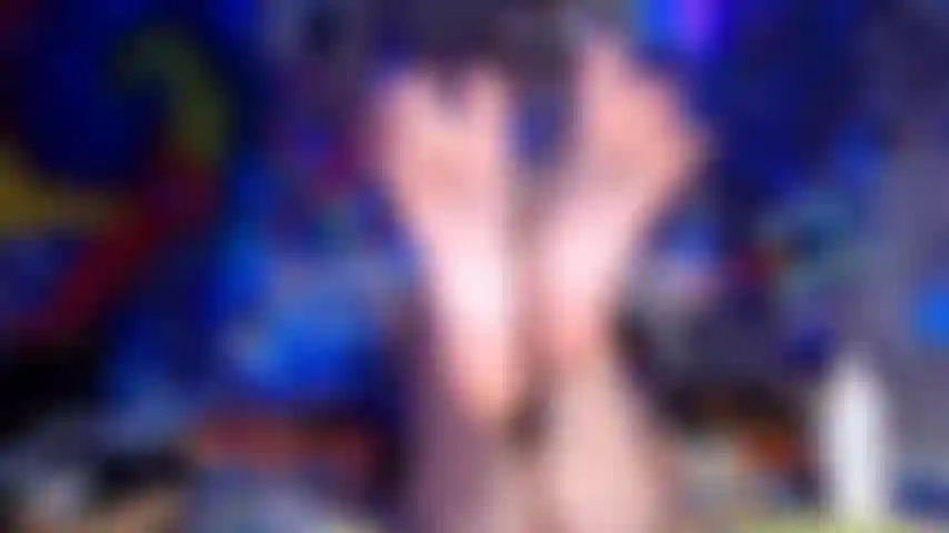 Os pés descalços oleosos da garota hippie kinky + os dedos dos pés amassados, alongados e abertos para você!