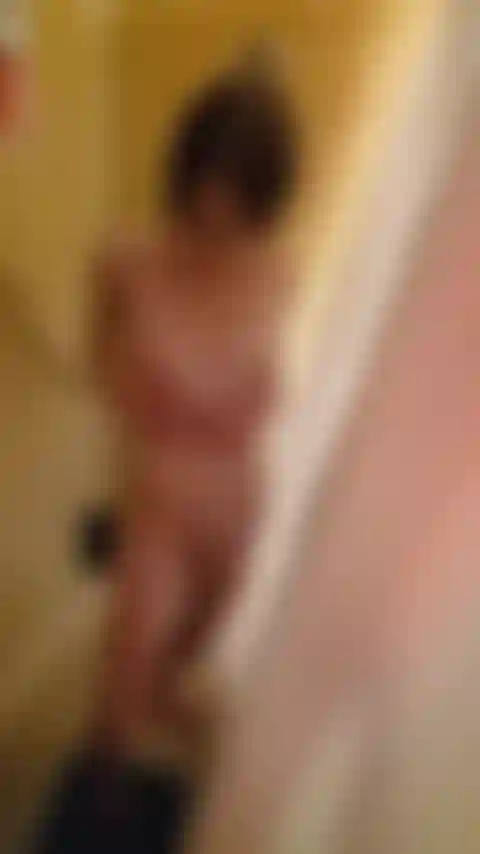 Rápida, cumtastica hora do banho fodendo minha bunda apertada + boceta com tesão.