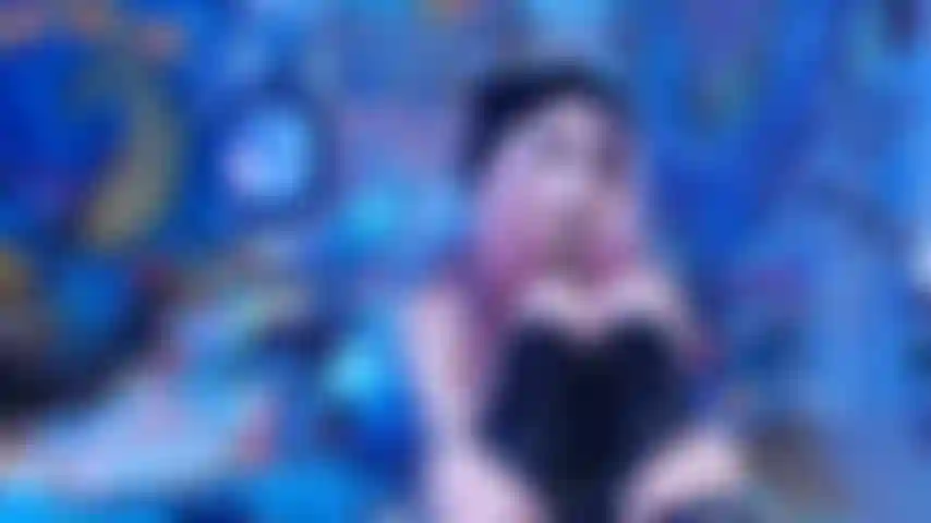 Adoração de botas de fetiche de salto de deusa gótica.