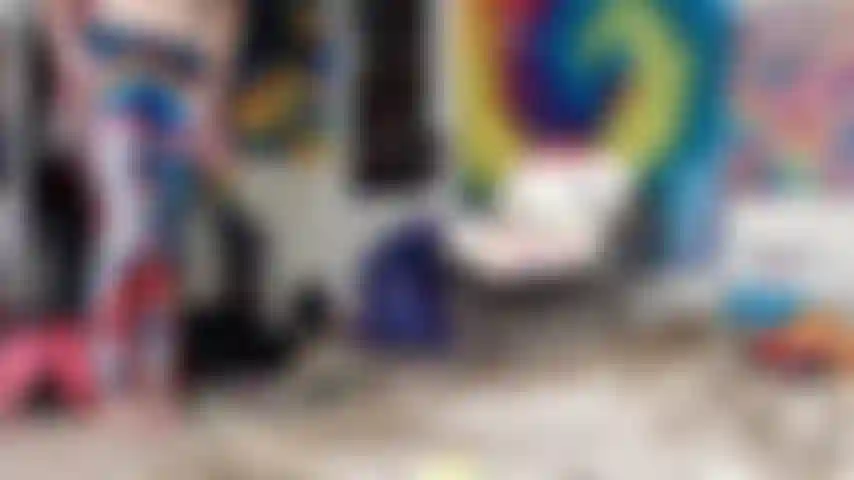 É hora de pervertido.. Adoro meus pés descalços em minhas leggings sensuais!