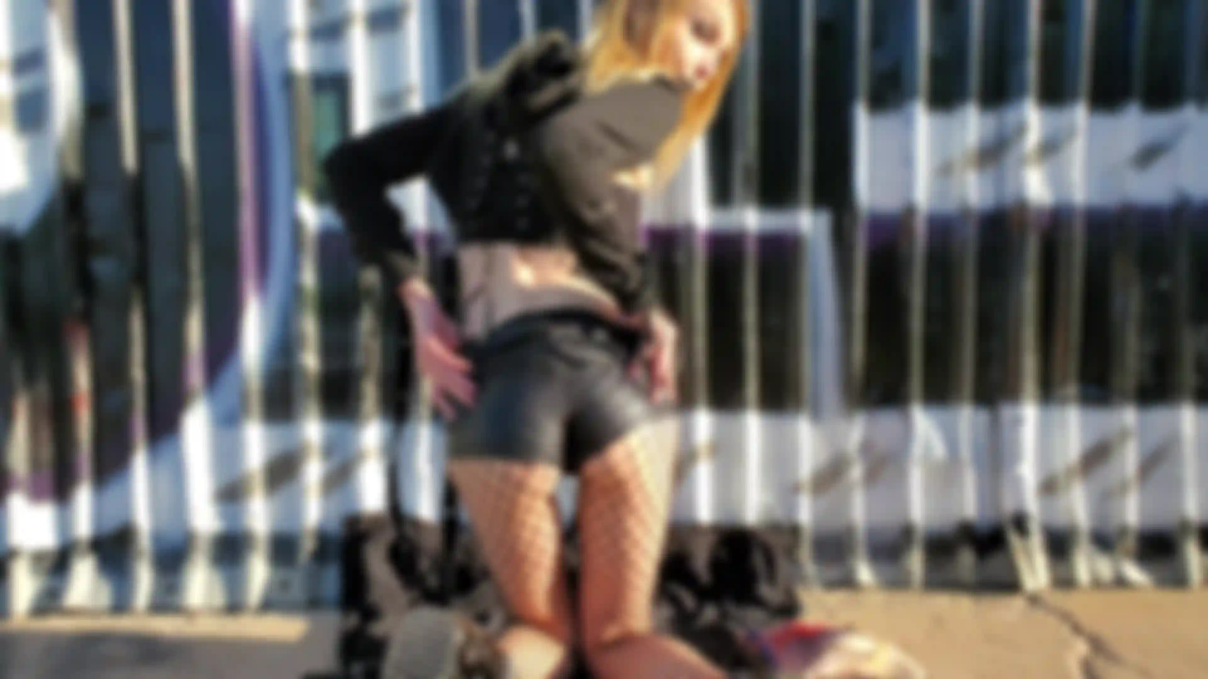 Garota gótica sexy bate na bunda do lado de fora, seguida por mostrar seus buracos apertados curvados.