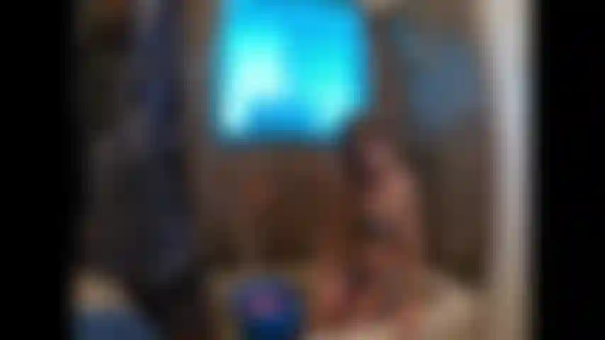 Me despindo para meu banho de lodo sexy.