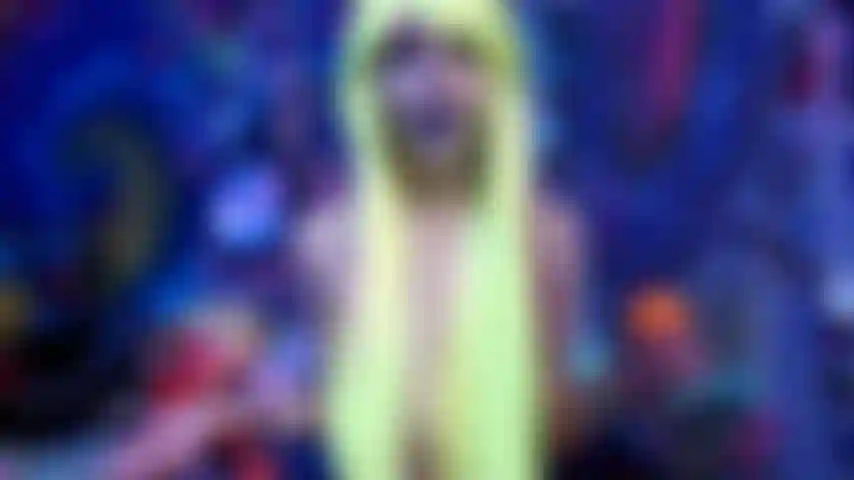 A princesa giganta diminui o tamanho da sua mordida.