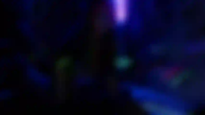 Criatura faminta de pau e esperma, garganta profunda, cada vibrador na parede.