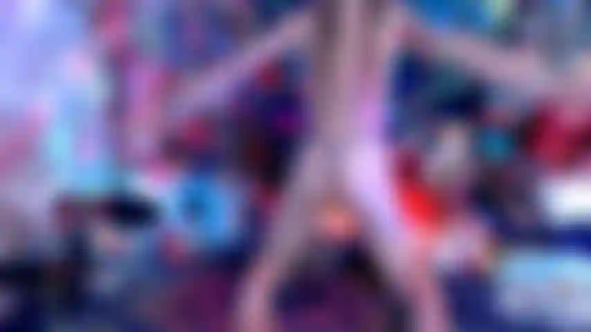 Esguichando na minha tanga brilhante depois de enfiá-la fundo!