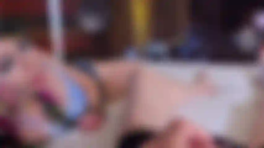 ;) Nosso novo segredo safado! (3Com jaybean e audreymadison) veja o que acontece quando eu e meu meio-irmão (jaybean) estamos em casa sozinhos e entediados, então depois que nossas calças saem e nossas mãos começam a explorar..De repente a madrasta chega em casa mais cedo (audreymadison) e decide que em vez de uma punição severa, nós só precisamos de "supervisão safada" e orientação hehe ;) e nem eu nem meu meio-irmão podemos negar isso! Aproveite a ação sexy em trio tabu com duplo boquete/foda gostosa nas duas nossas bucetas e muito esperma!!! Mais duplo facesitting e muito papo sujo!!!