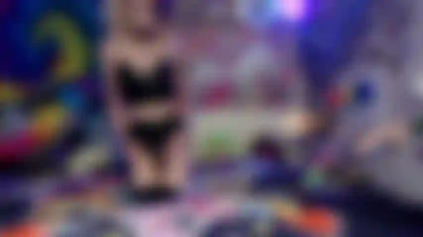 Gata gótica de salto + roupa de pvc brilhante está molhada, com tesão e pronta para um tratamento facial!