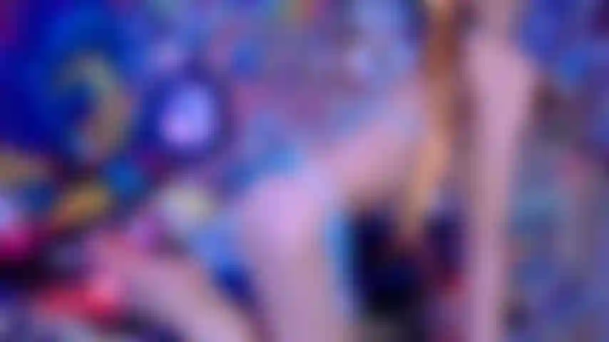 Facesitting intenso/buraco se espalhando em biquíni fio dental.