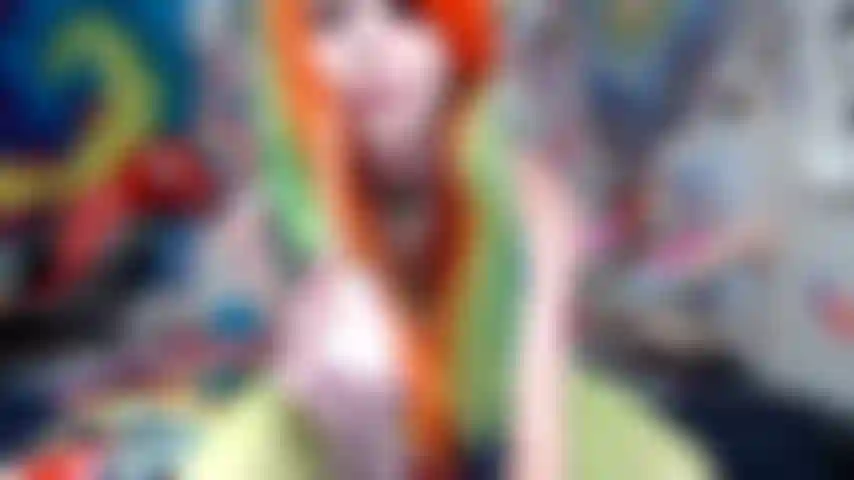 Criatura curiosa leva seu fetiche por língua para o próximo nível!