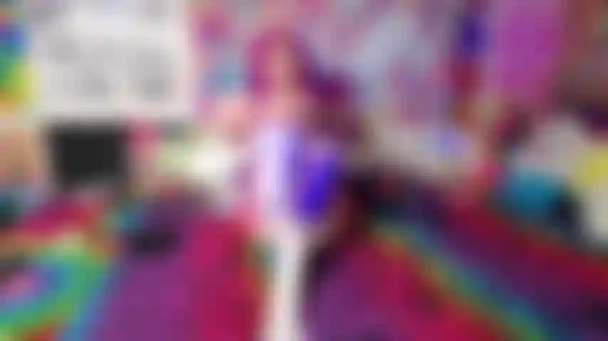 Footjob + ballbusting de colega maluco por pés.