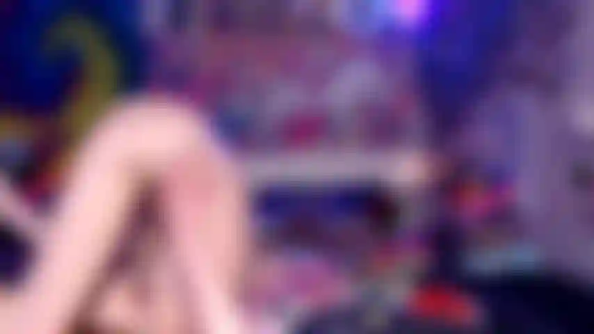 Flexível, fodível posando com bocas quentes e queefing.