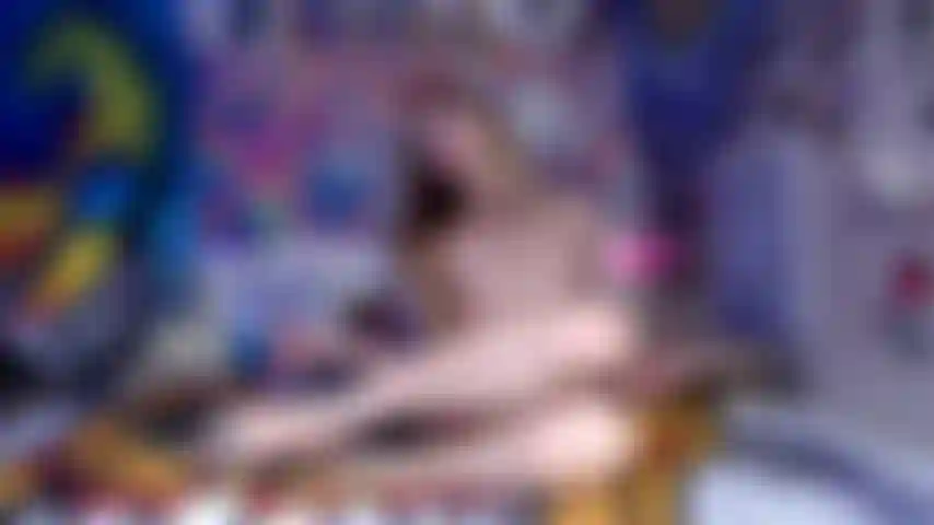 A deusa sexy do salto e do pé faz de você uma escrava obediente e hipnotizada.