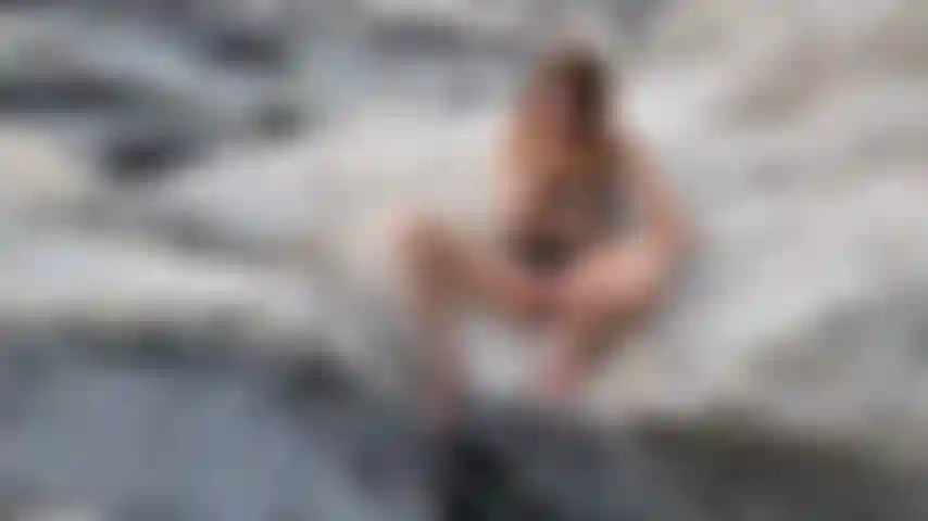 Jogo de buceta em cachoeira ao ar livre.