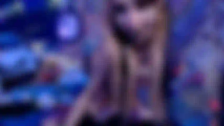 Footjob meia de látex + esperma nos pés.