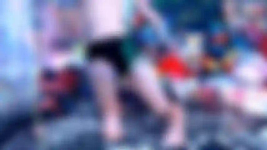 Uma gata gótica que faz você cheirar mal e ficar chapado com os peidos dela.