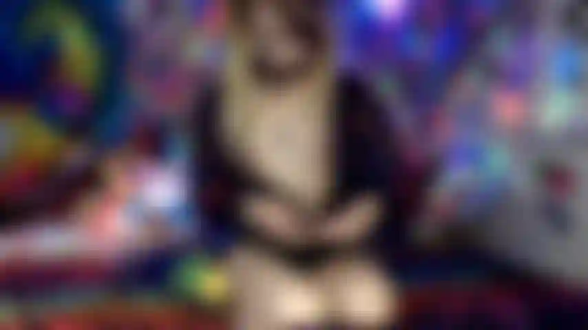 A princesa mais excitada enfia seus novos vibradores em cada buraco apertado! ( Divertido palácio de prazer impertinente!!!).