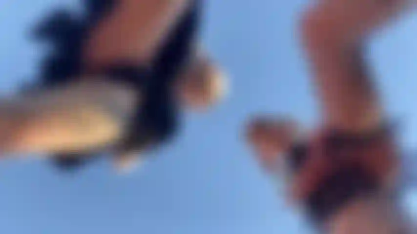 Garota de fora mais arriscada/menina piscando/saia alta.