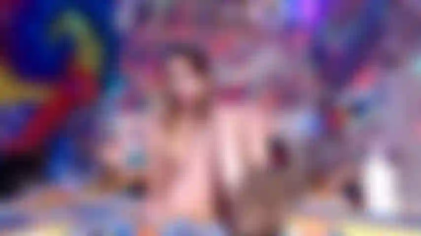 Hippie suja, sapato sujo e pés descalços.