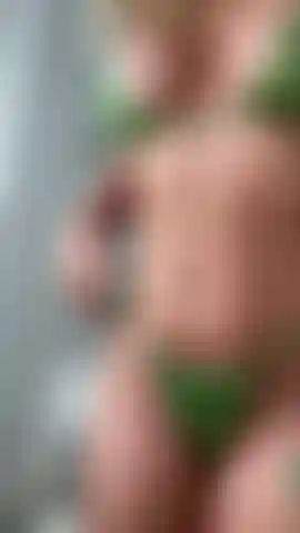 Tirando meu biquíni pequenininho e esfregando aquela buceta encharcada para você.. Abrindo aquelas bochechas do cu.